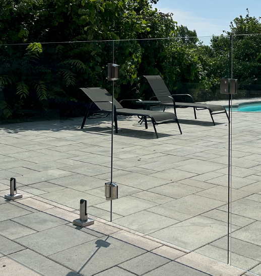 Loquet 180° vers piscine (verre-à-verre)